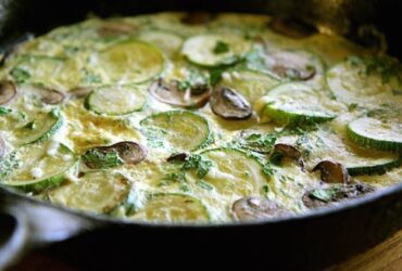 Omelete de cogumelos e abobrinha