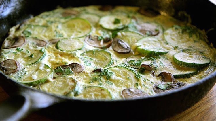 Omelete de cogumelos e abobrinha