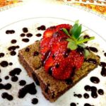 Brownie com morangos frescos