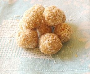 Docinhos de coco com amendoim