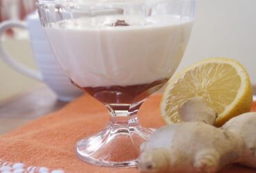 Pudim de coco com calda de goiabada