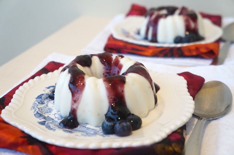 Mousse de cream cheese com calda de mirtilos