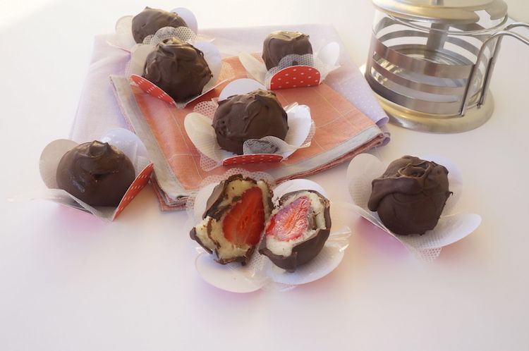 Bombons de morango com creme de amêndoas