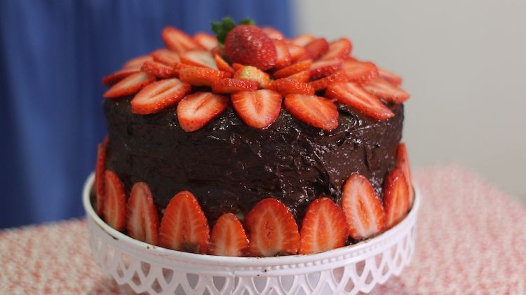 Bolo de chocolate com morangos